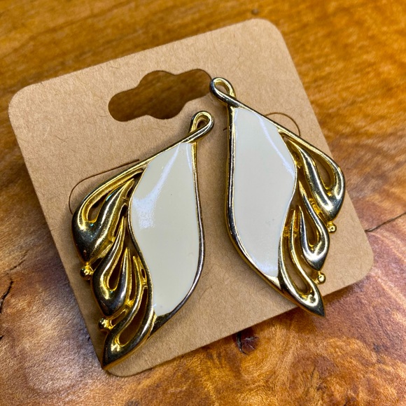 VINTAGE Gold and White Enamel Earrings / Vintage 80’s - Picture 1 of 3